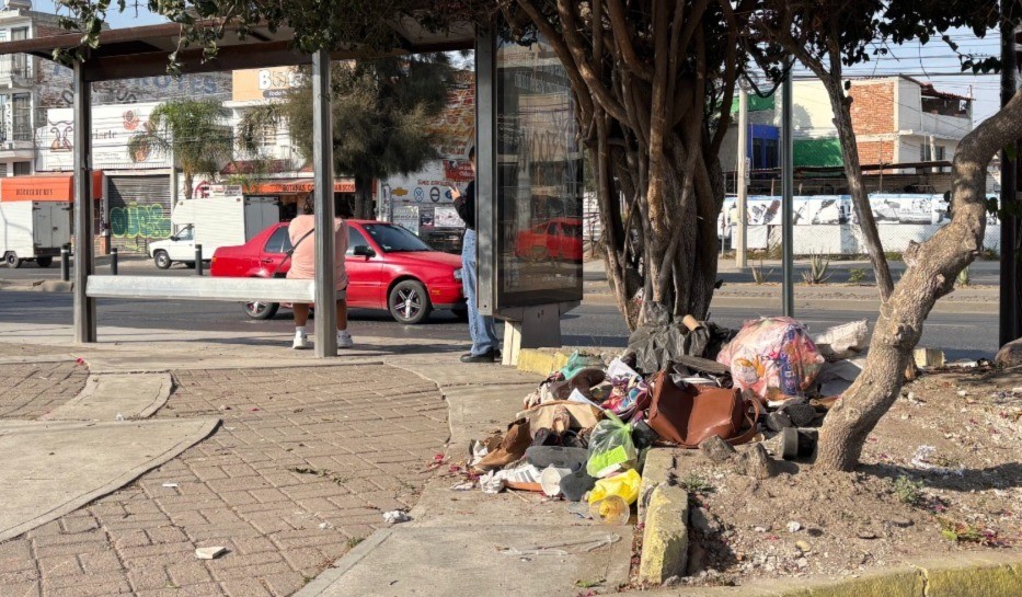 Paradero en bulevar Hermanos Aldama se convierte en basurero: usuarios sufren olores y basura
