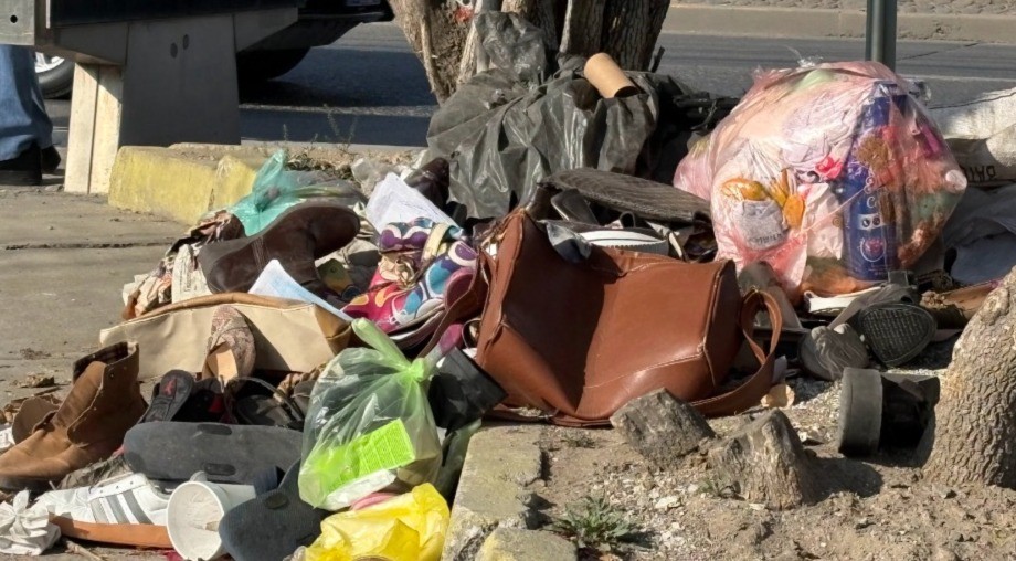 Paradero en bulevar Hermanos Aldama se convierte en basurero: usuarios sufren olores y basura