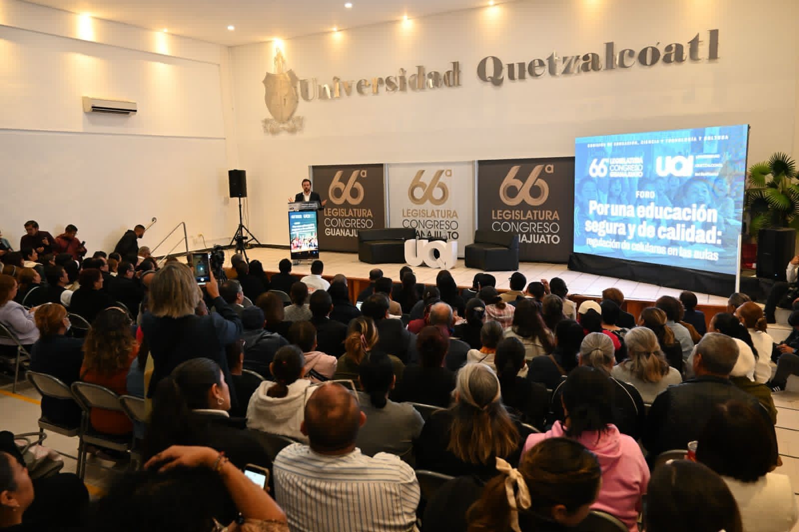 Analizan iniciativa para regular uso de celulares en escuelas de Guanajuato