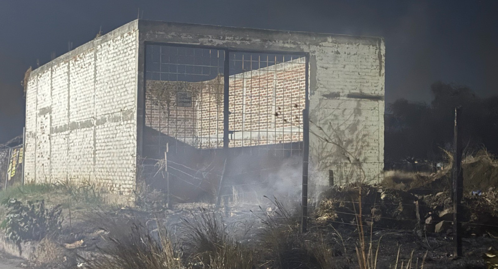 Vecinos denuncian quema frecuente de hierba y basura en sus colonias