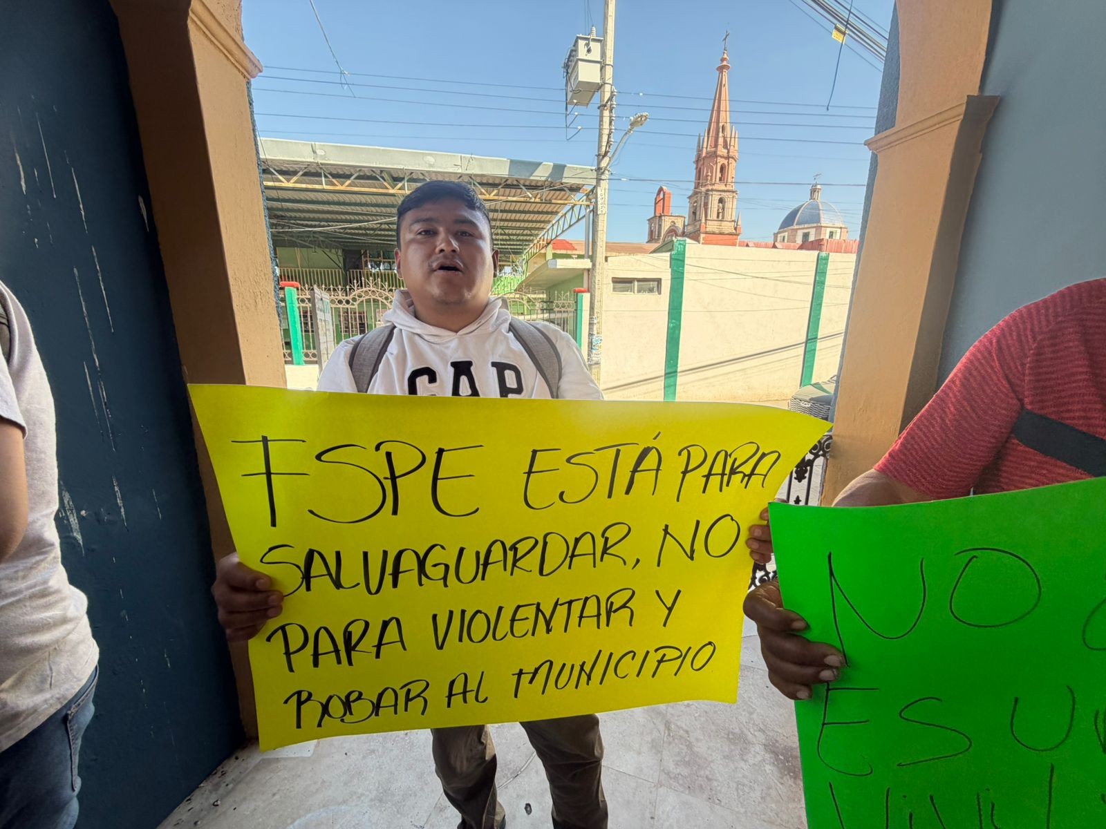 ¡Exigen justicia! Protestan en Romita contra presuntos abusos de la policía estatal