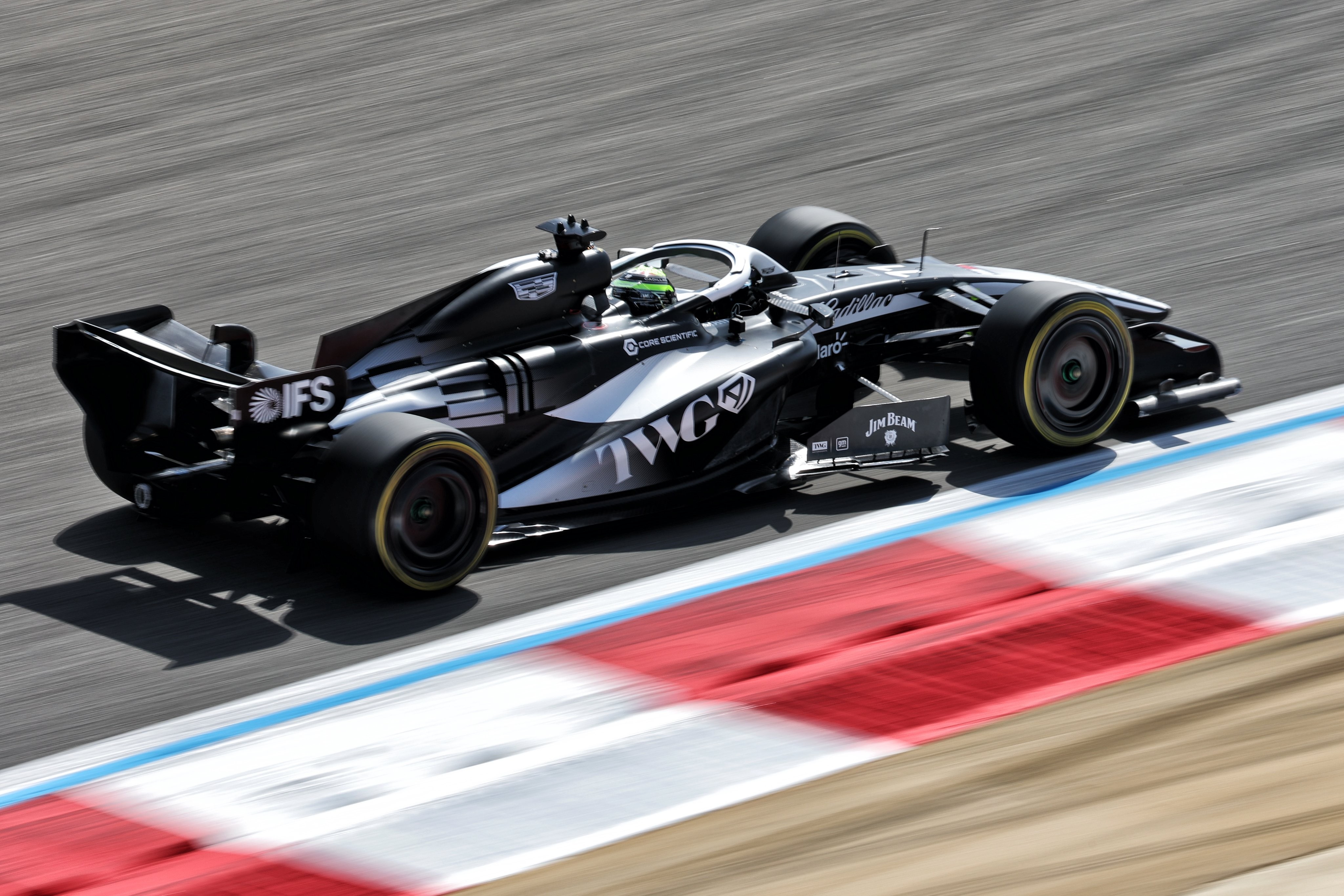 Ruge el Cadillac de Checo Pérez en Bahréin por primera vez