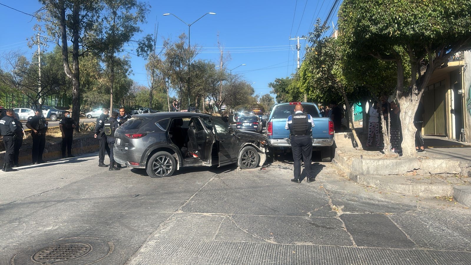 Arco carretero detecta camioneta robada y desata persecución en León; hay 3 detenidos