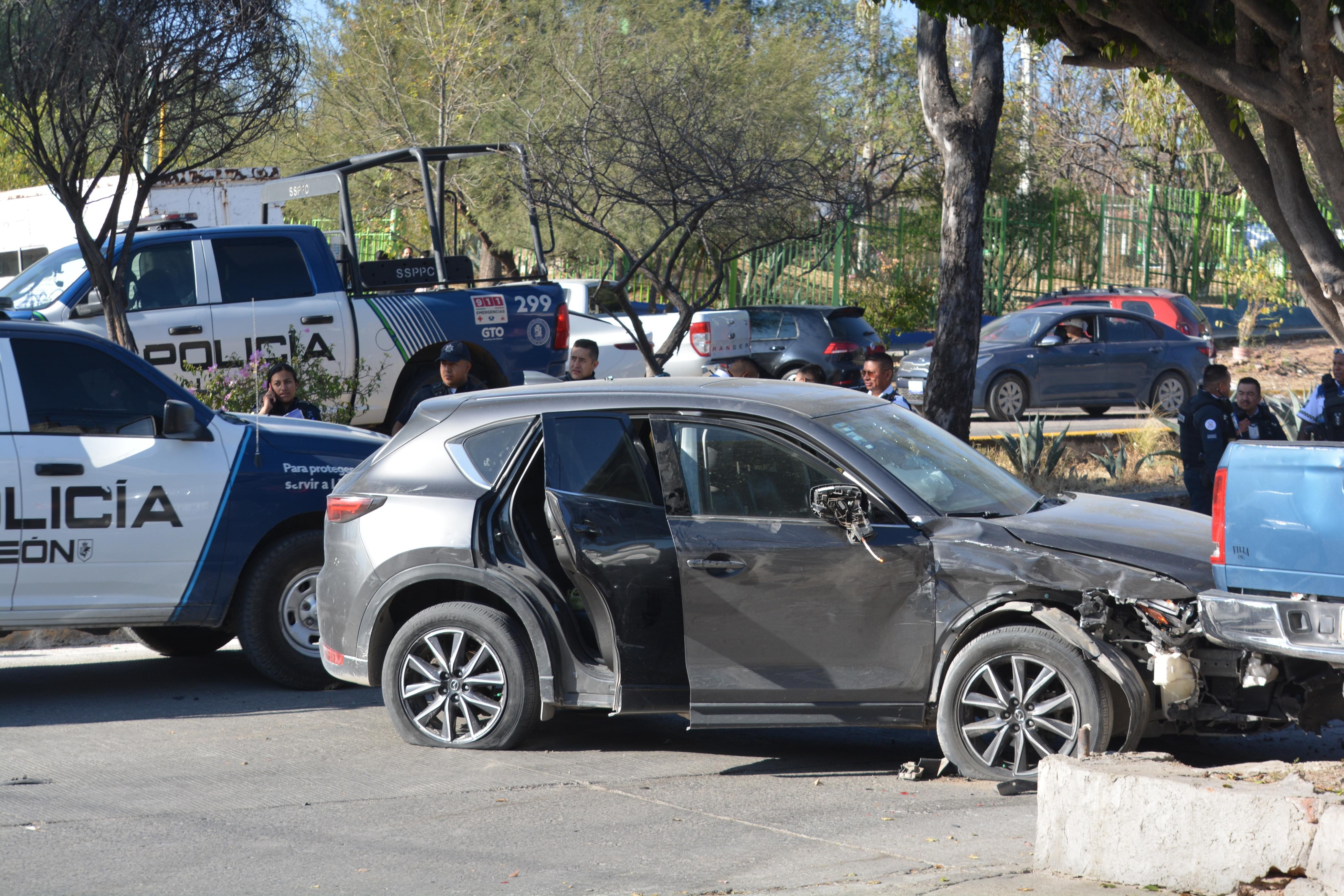 Arco carretero detecta camioneta robada y desata persecución en León; hay 3 detenidos