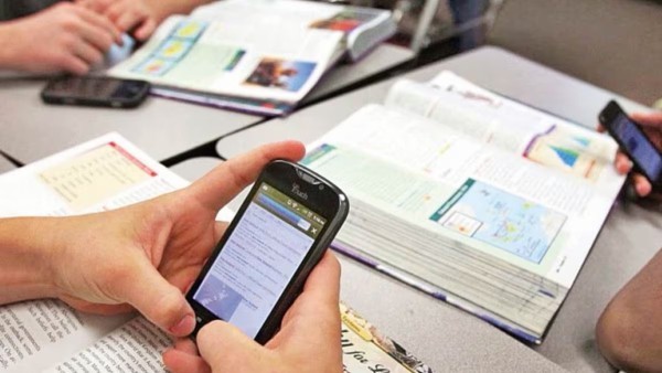 Zanella enfatiza responsabilidad de padres ante regulación de celulares en escuelas