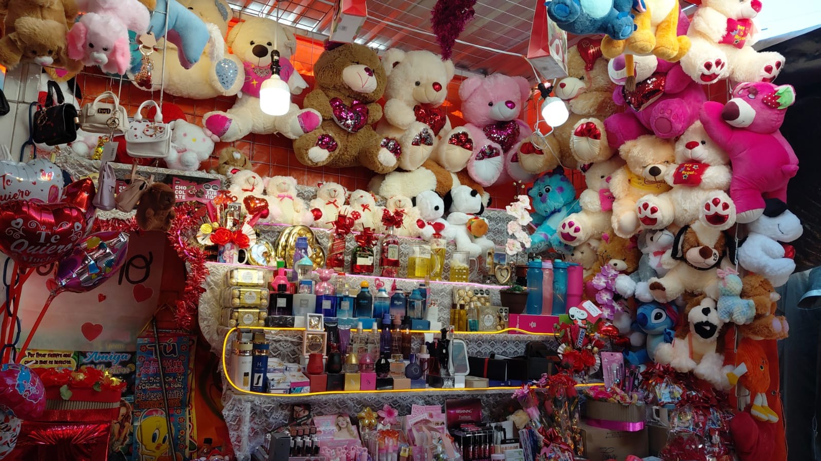 Ya llegó el tianguis del Día del Amor y la Amistad en el Centro de León