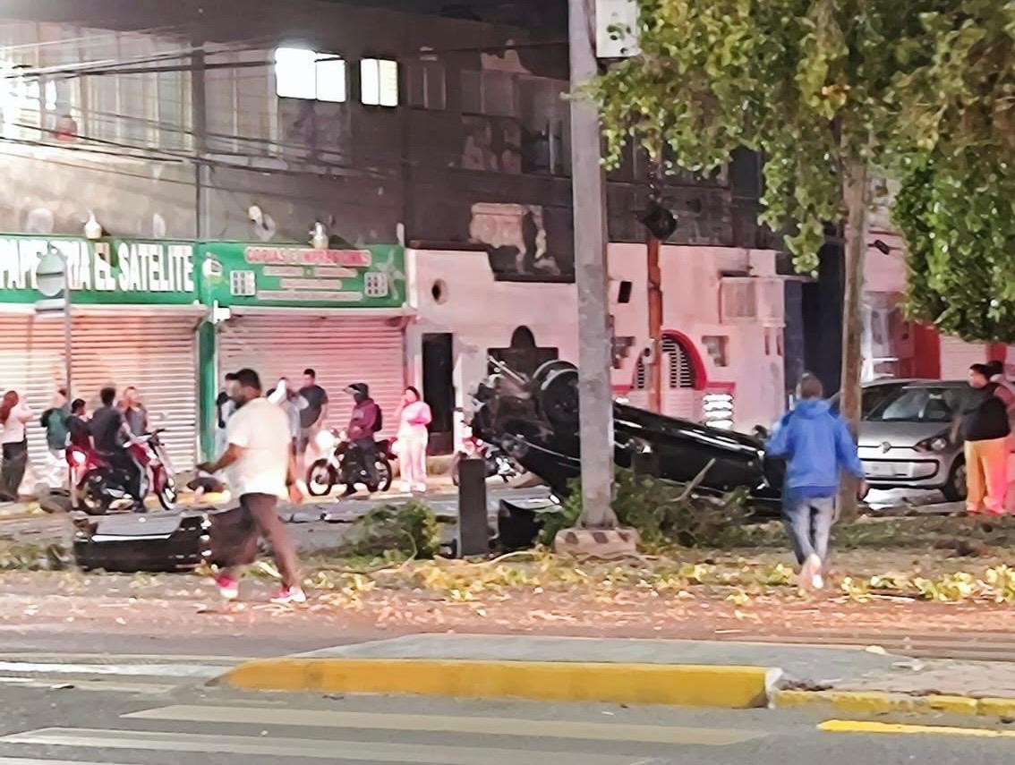Vuelca auto a exceso de velocidad en el bulevar López Mateos; hay dos heridos