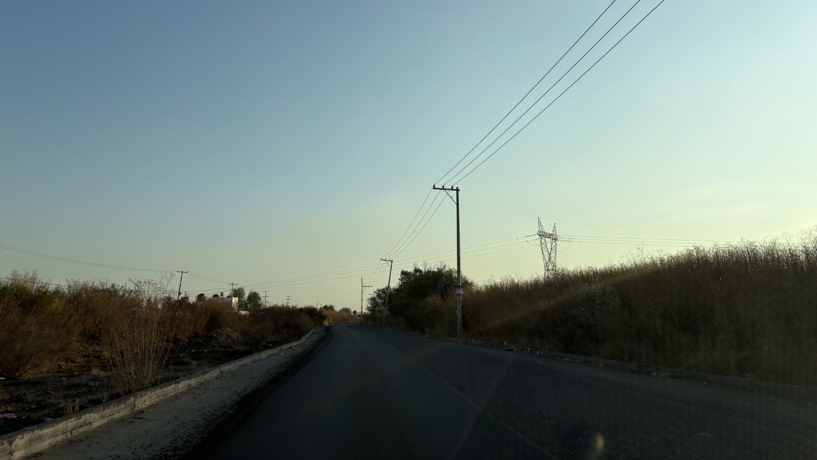 ¡Camino del terror! Falta de luz y maleza en Colinas del Sur ponen en riesgo a vecinos