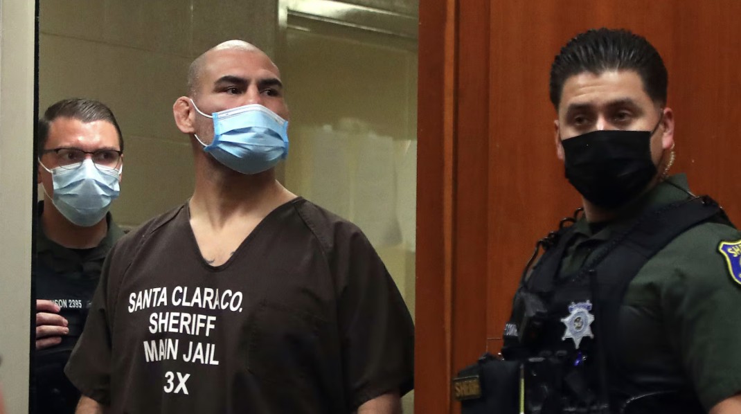 Caín Velásquez recupera su libertad y su familia lo recibe con mariachi