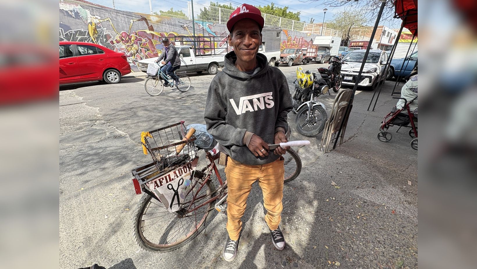 Conoce a Marcos, el afilador ambulante que mantiene vivo un oficio tradicional en León