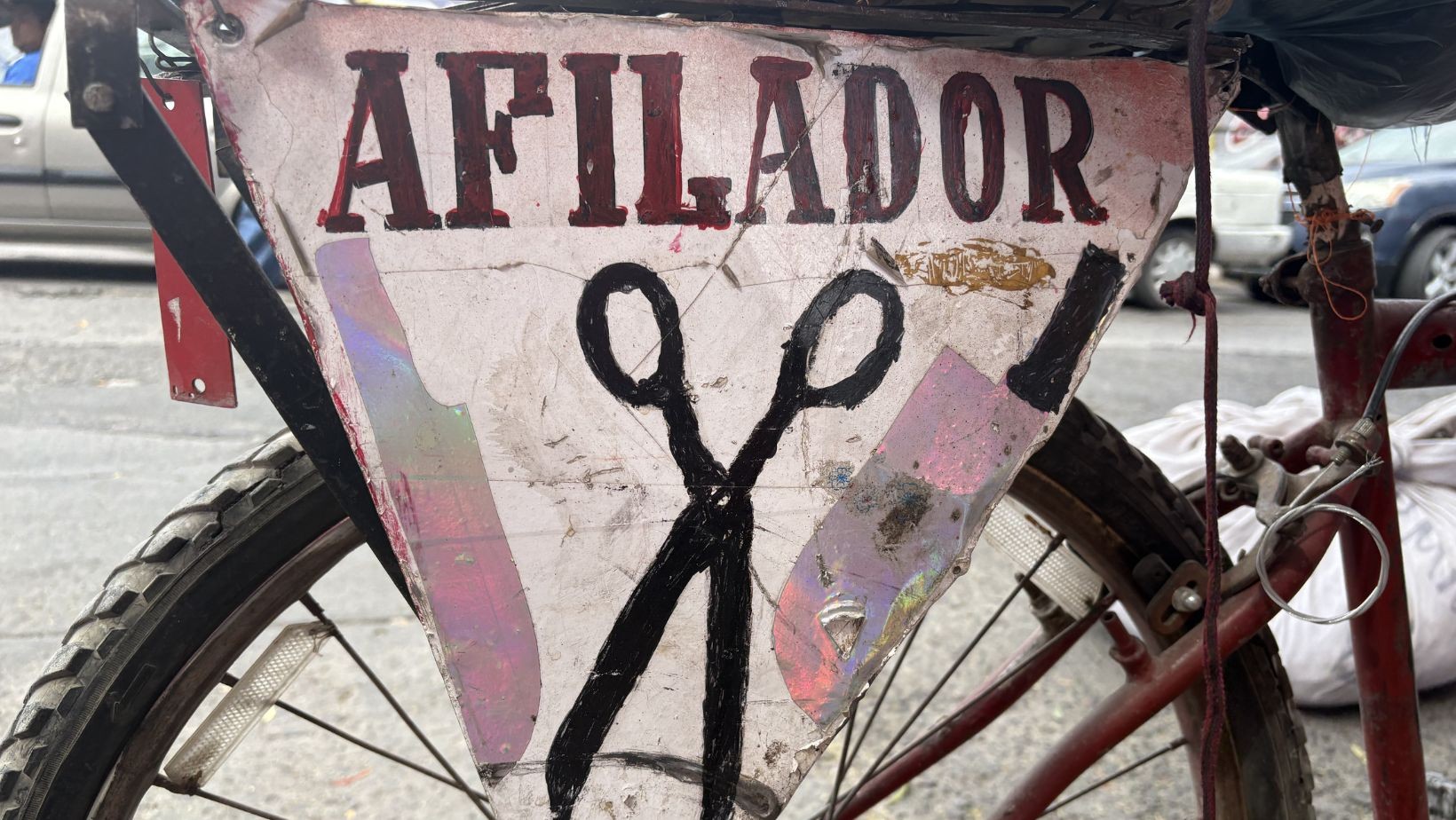 ¡El sonido de la tradición! Marcos, el afilador que sigue recorriendo las calles de León