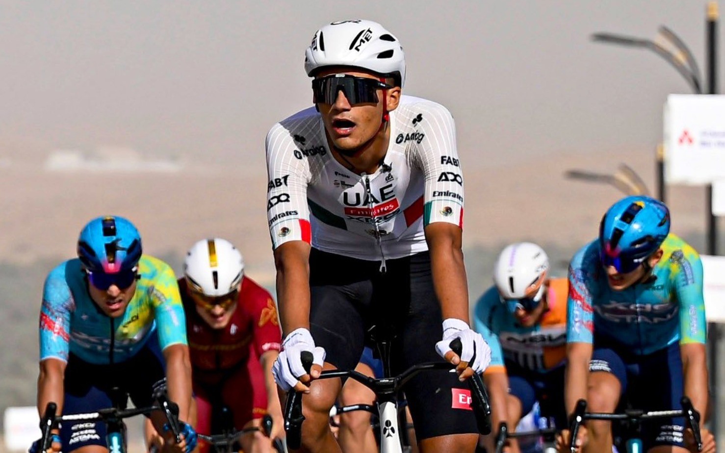 ¡Con sprint bravo! El mexicano Isaac del Toro gana la primera etapa del UAE Tour