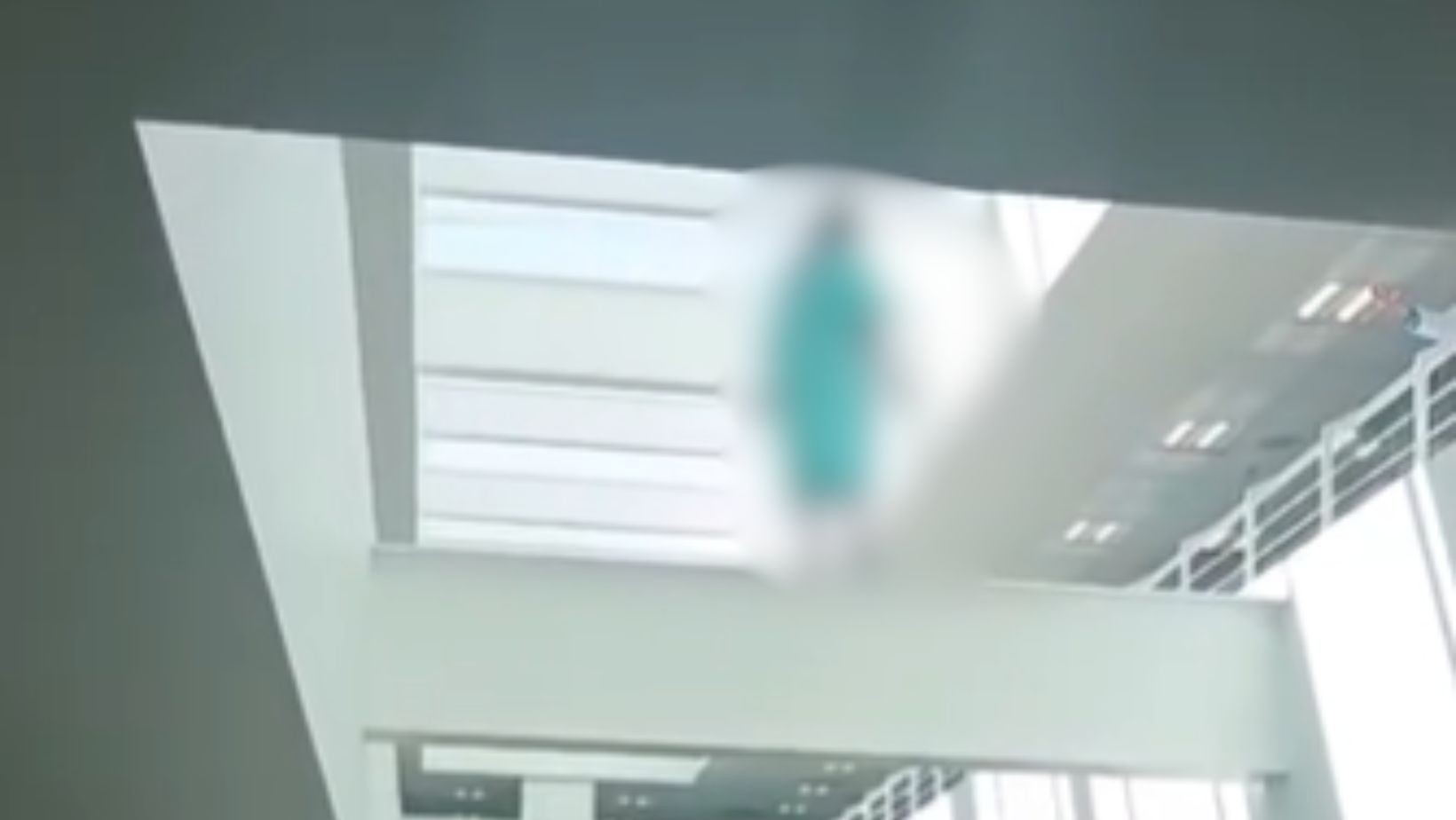 ¡Movilización en el IMSS! Paciente en crisis sube a viga en la Clínica 58 de León