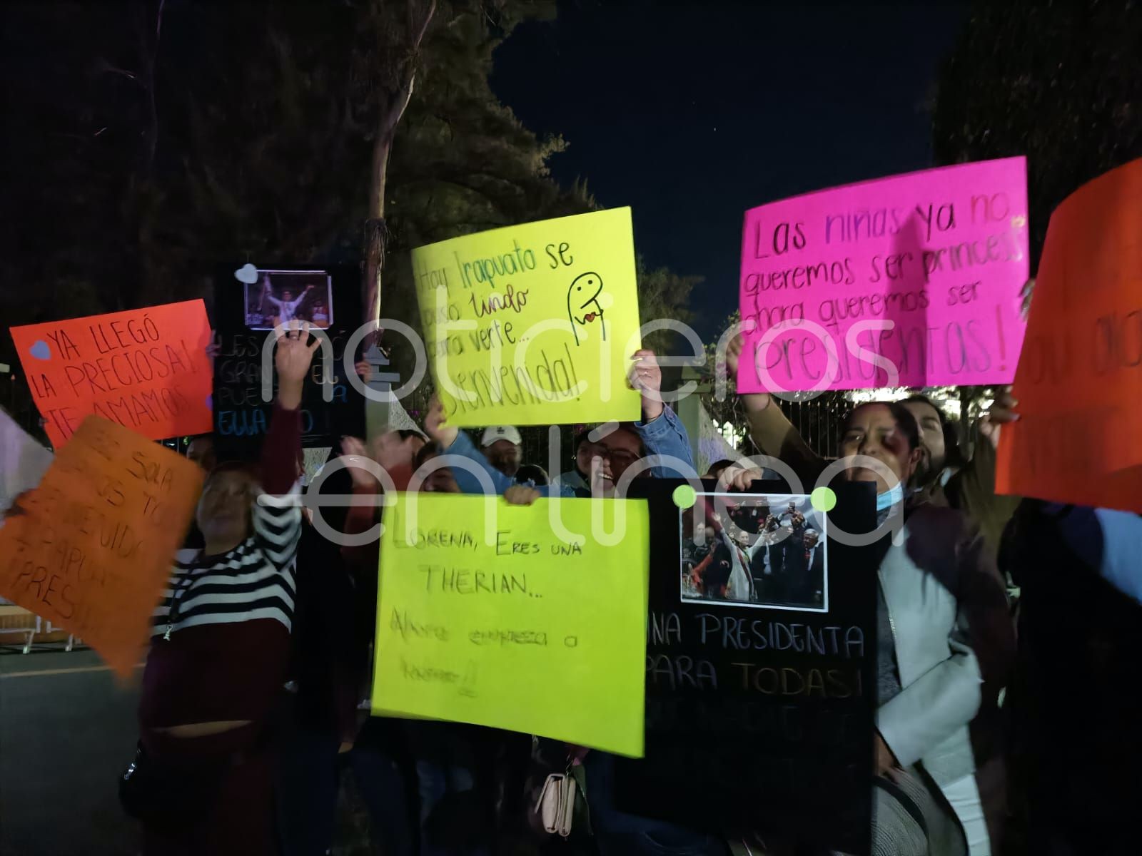 Mujeres muestran su apoyo a Claudia Sheinbaum antes de su llegada al Campo Militar