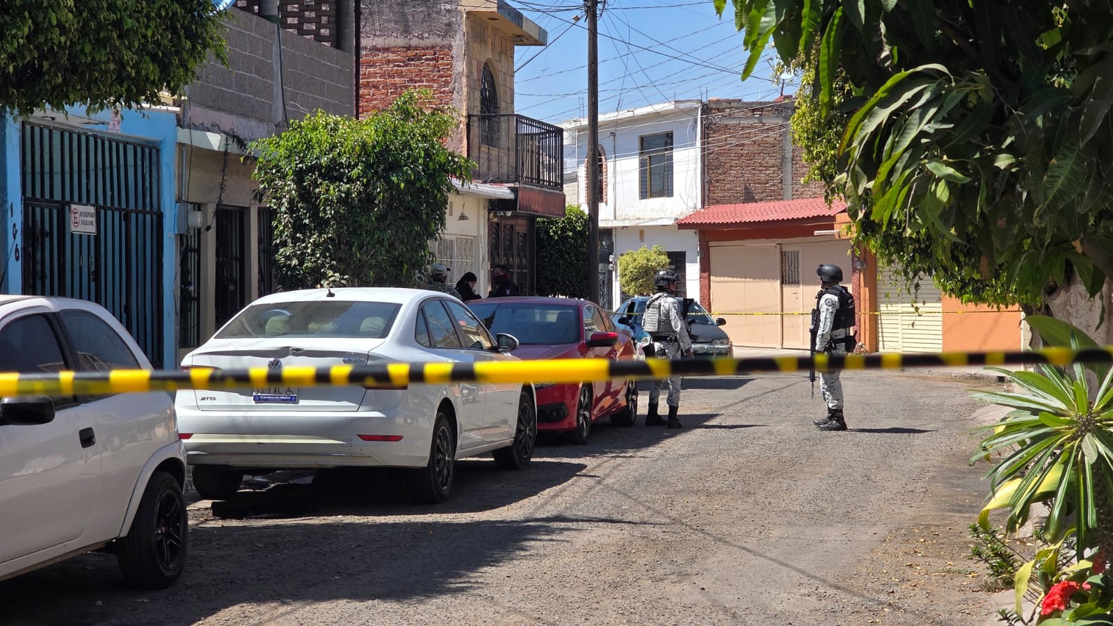 A plena luz del día: ejecutan a hombre dentro de su vehículo en la colonia Girasoles en Celaya