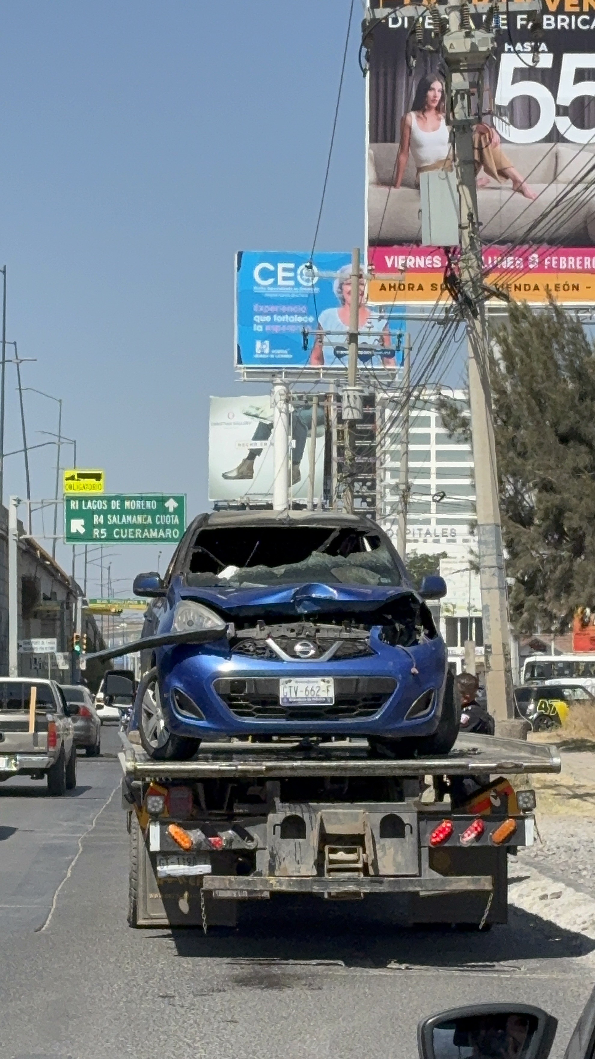 Queman vehículo usado como Uber en el bulevar Aeropuerto en León; no hay lesionados