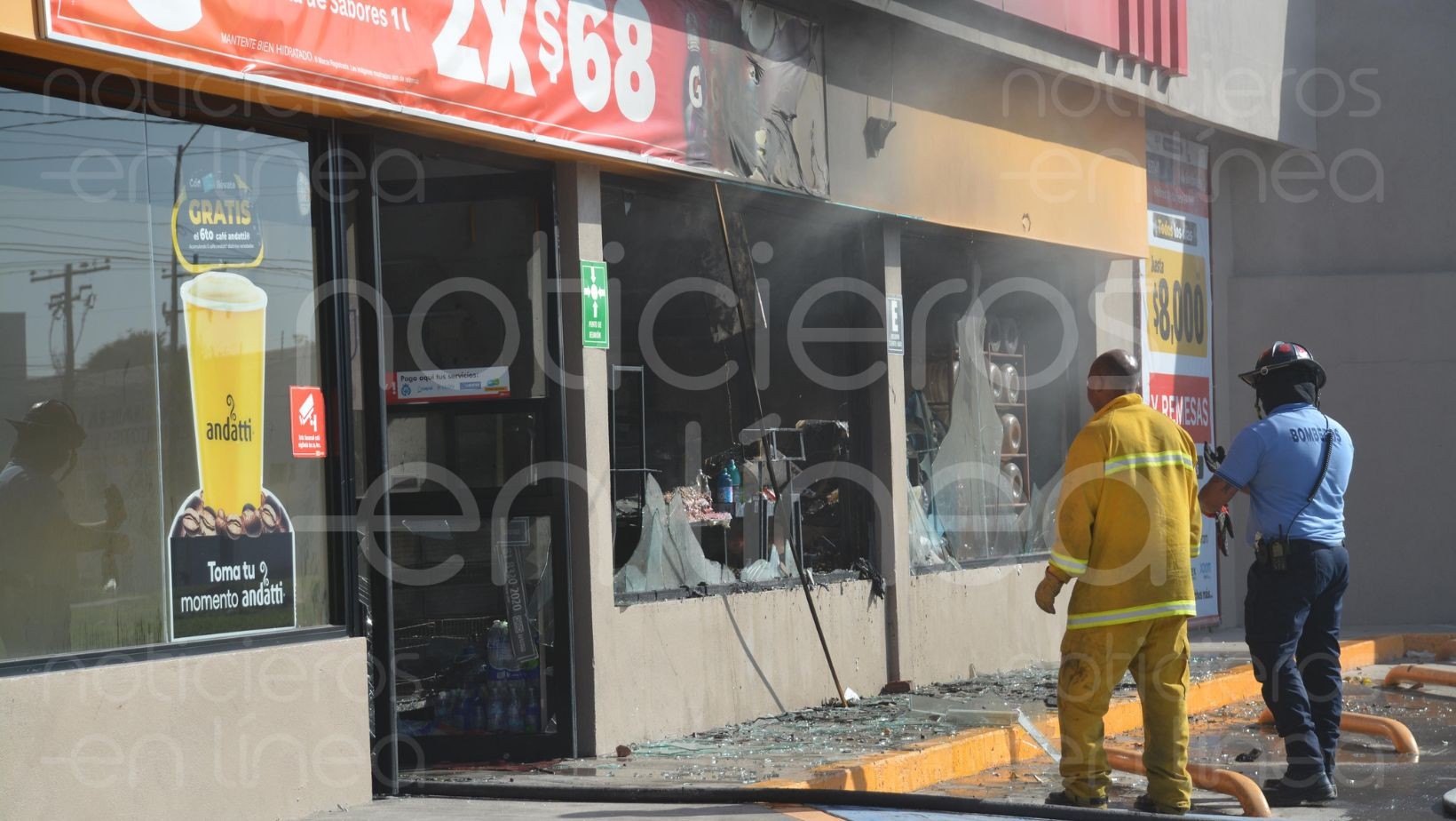 Incendio en OXXO de Plaza de Toros en León moviliza a Guardia Nacional y Ejército