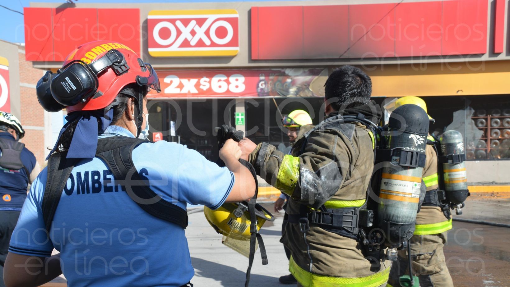 Incendio en OXXO de Plaza de Toros en León moviliza a Guardia Nacional y Ejército