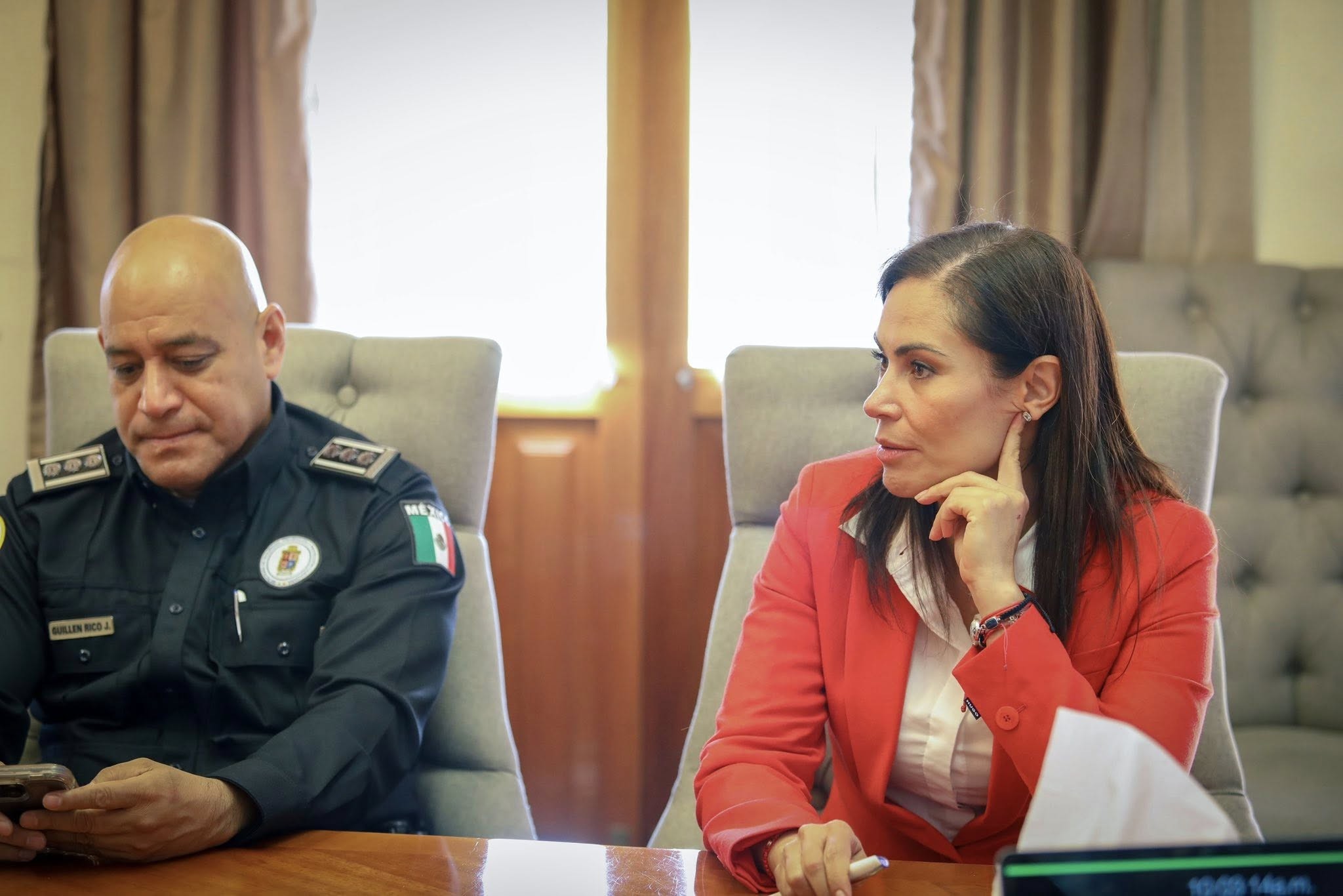 Atienden a familiares de adolescentes fallecidos en riña y abren expediente contra policías