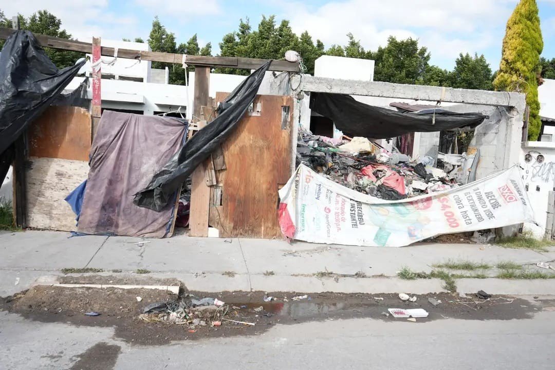 Tiran basura en casas abandonadas de El Rehilete ante falta de recolección