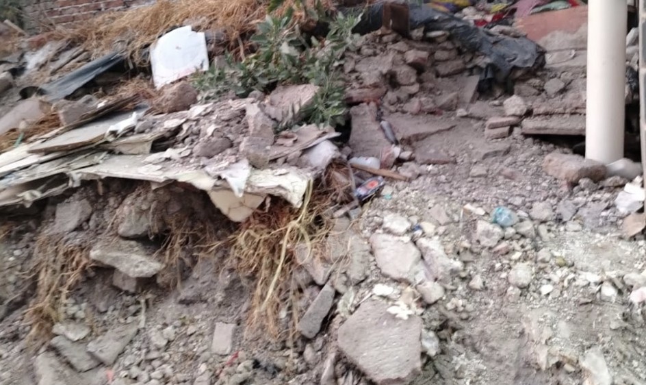 Denuncian paradero inseguro en la Leandro Valle por casa en ruinas