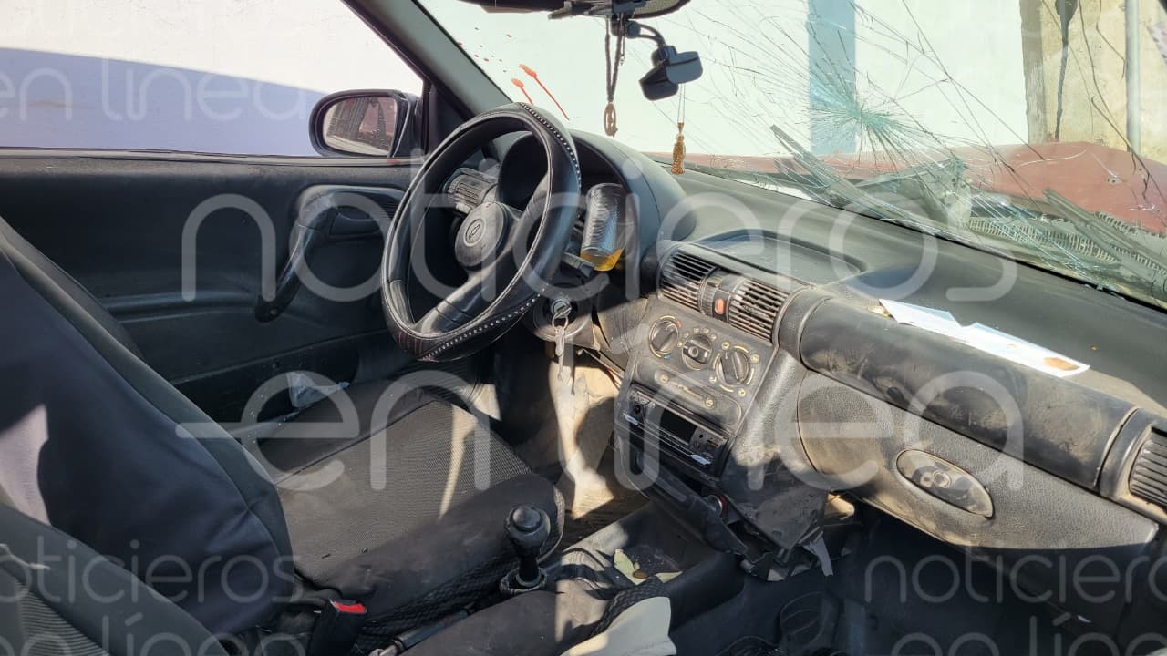 Conductor de Chevy choca contra poste y huye; deja a mujer lesionada en Valle de León
