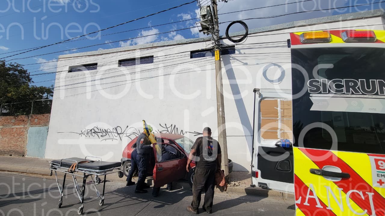 Conductor de Chevy choca contra poste y huye; deja a mujer lesionada en Valle de León