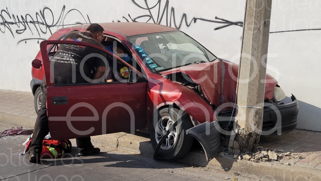 Conductor de Chevy choca contra poste y huye; deja a mujer lesionada en León