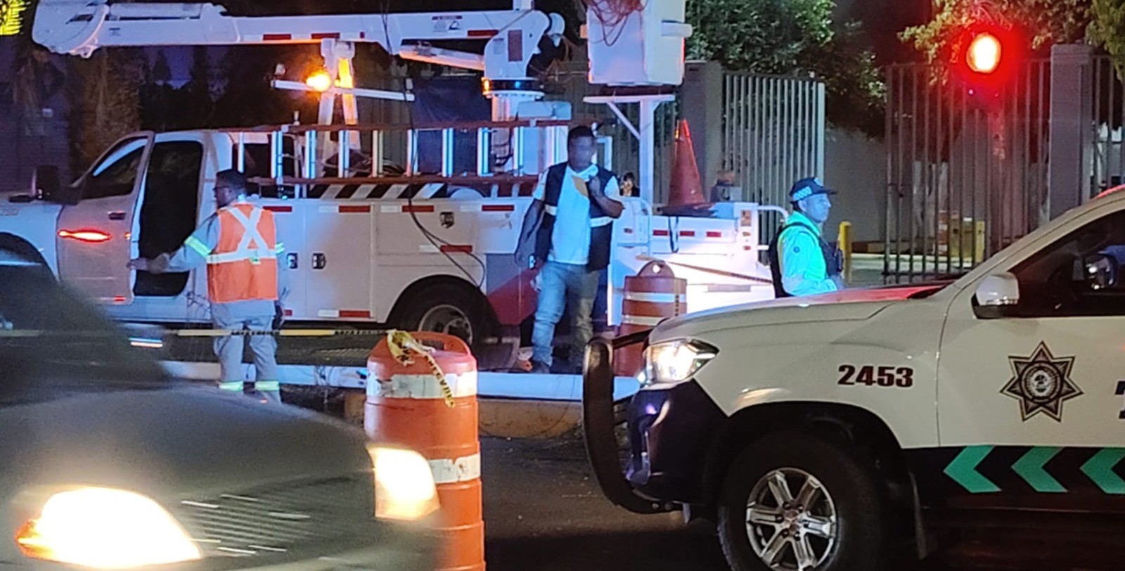 Choque entre auto y camioneta derriba poste en pleno centro; no hubo lesionados