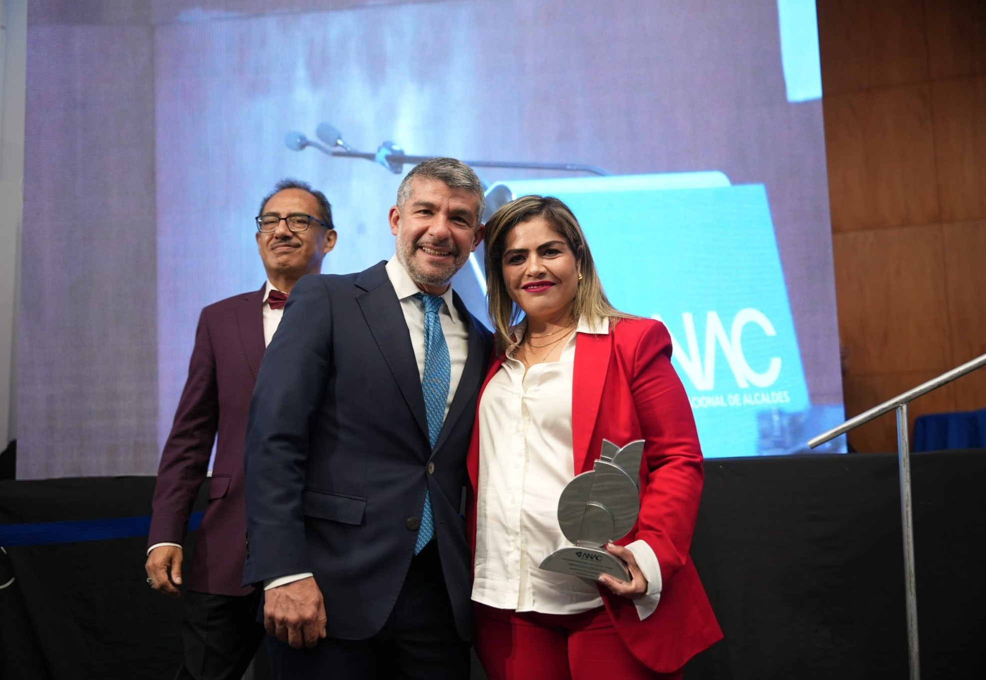 Reconocen por programa en favor de más de 500 niños huérfanos por violencia