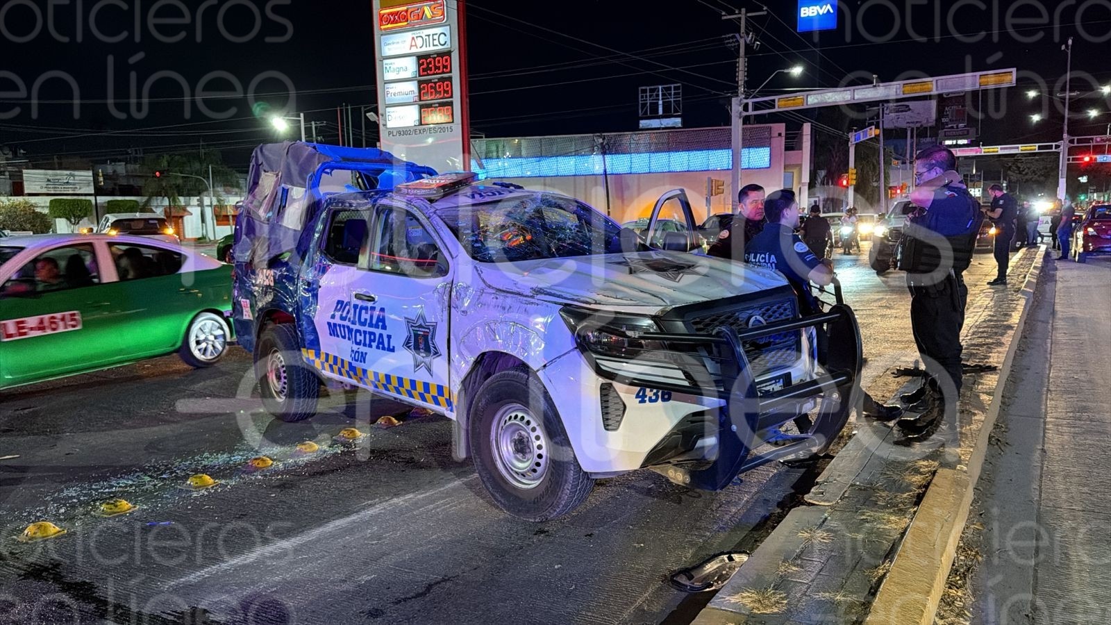 Patrulla de la Policía Municipal vuelca tras choque en Hidalgo y Campestre
