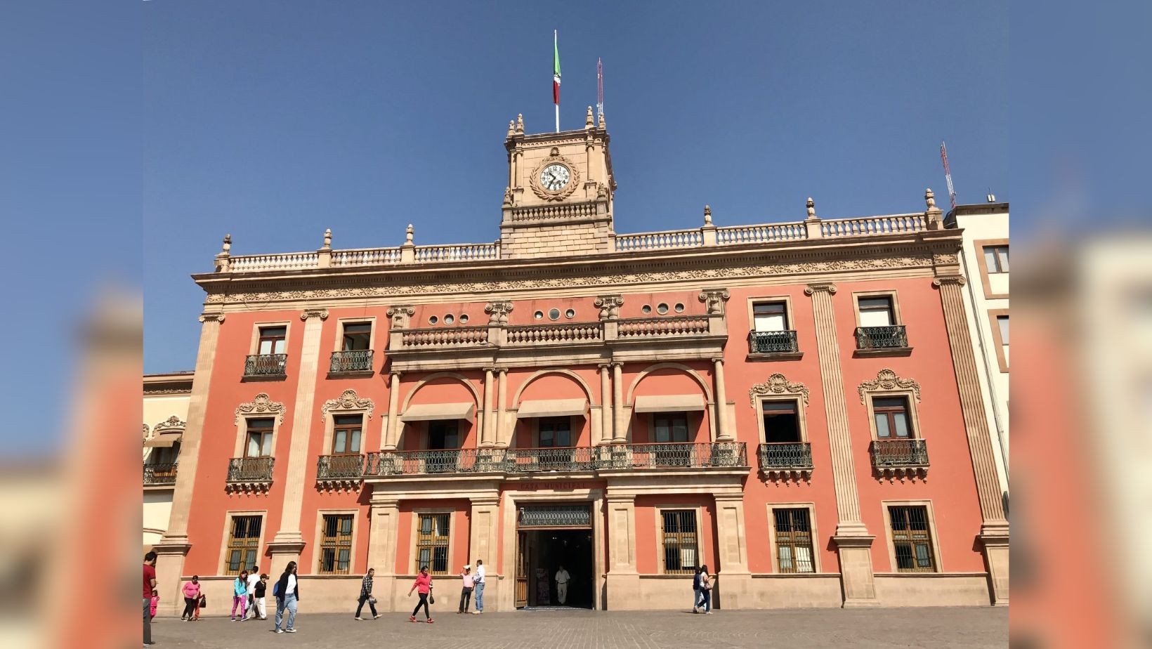 ¡Blindan el gasto! León busca proveedor de gasolina para 2,500 patrullas y vehículos oficiales con tecnología anticlonación