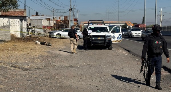 Hallan cadáver envuelto sobre la carretera Panamericana en Apaseo el Grande