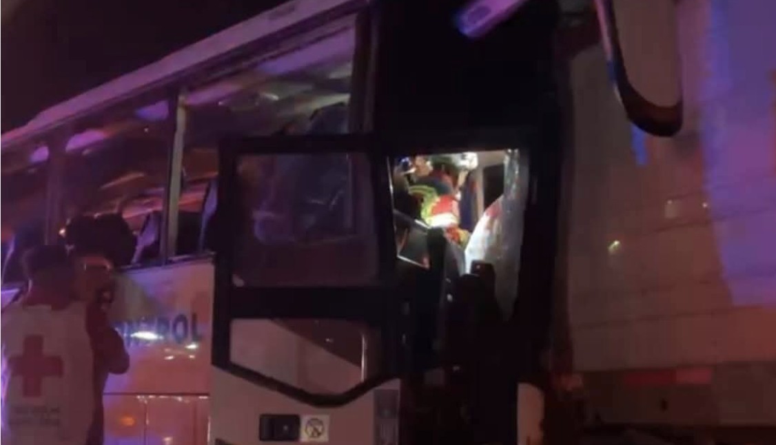 Choque entre camión de personal y tráiler deja al menos 20 lesionados en Irapuato