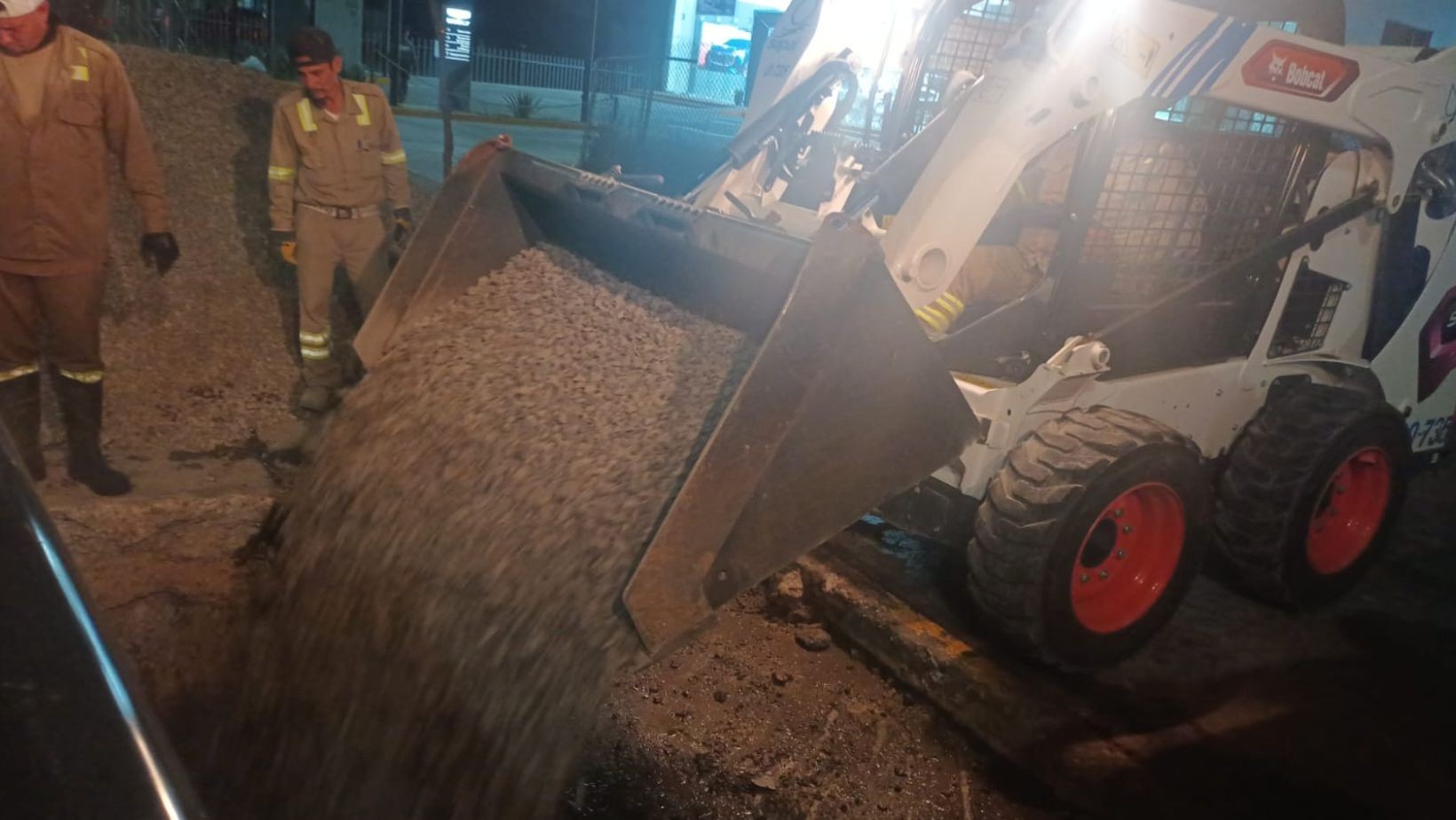 ¡Precaución conductores! Nuevo socavón “traga“ carril en López Mateos y colapsa el tráfico