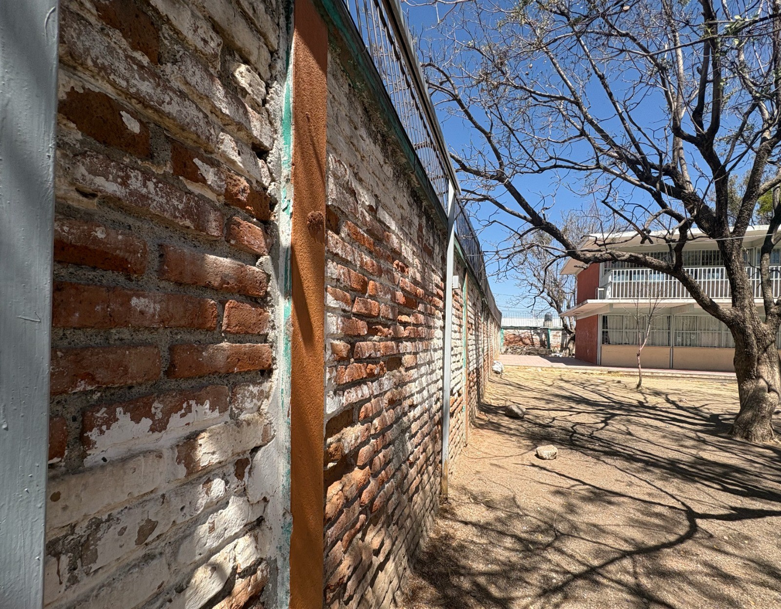 En riesgo 600 alumnos por bardas dañadas en primaria Maestro Zarza de León