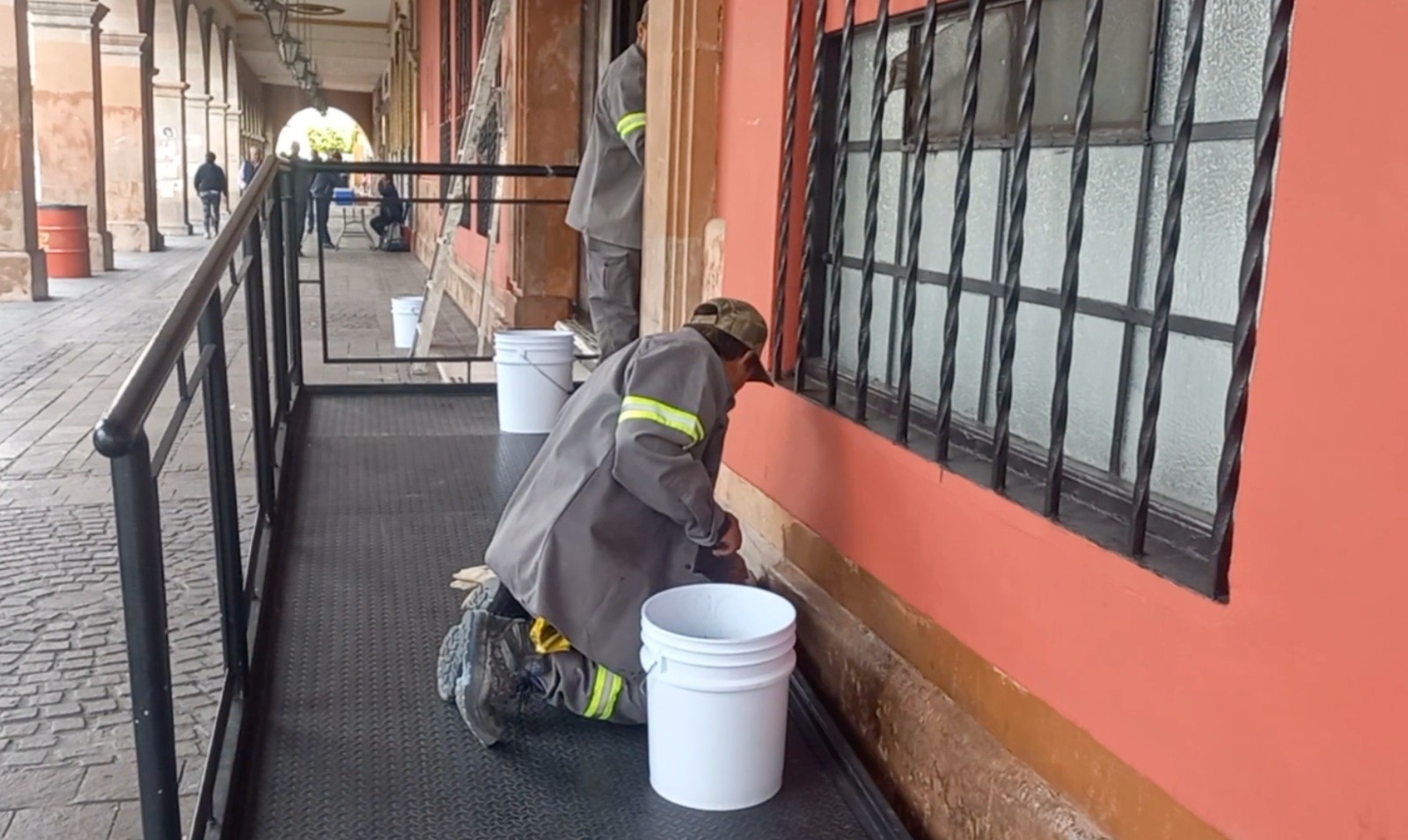 “Que rayen y pinten con confianza”: protegen edificios del Centro previo a marcha del 8M