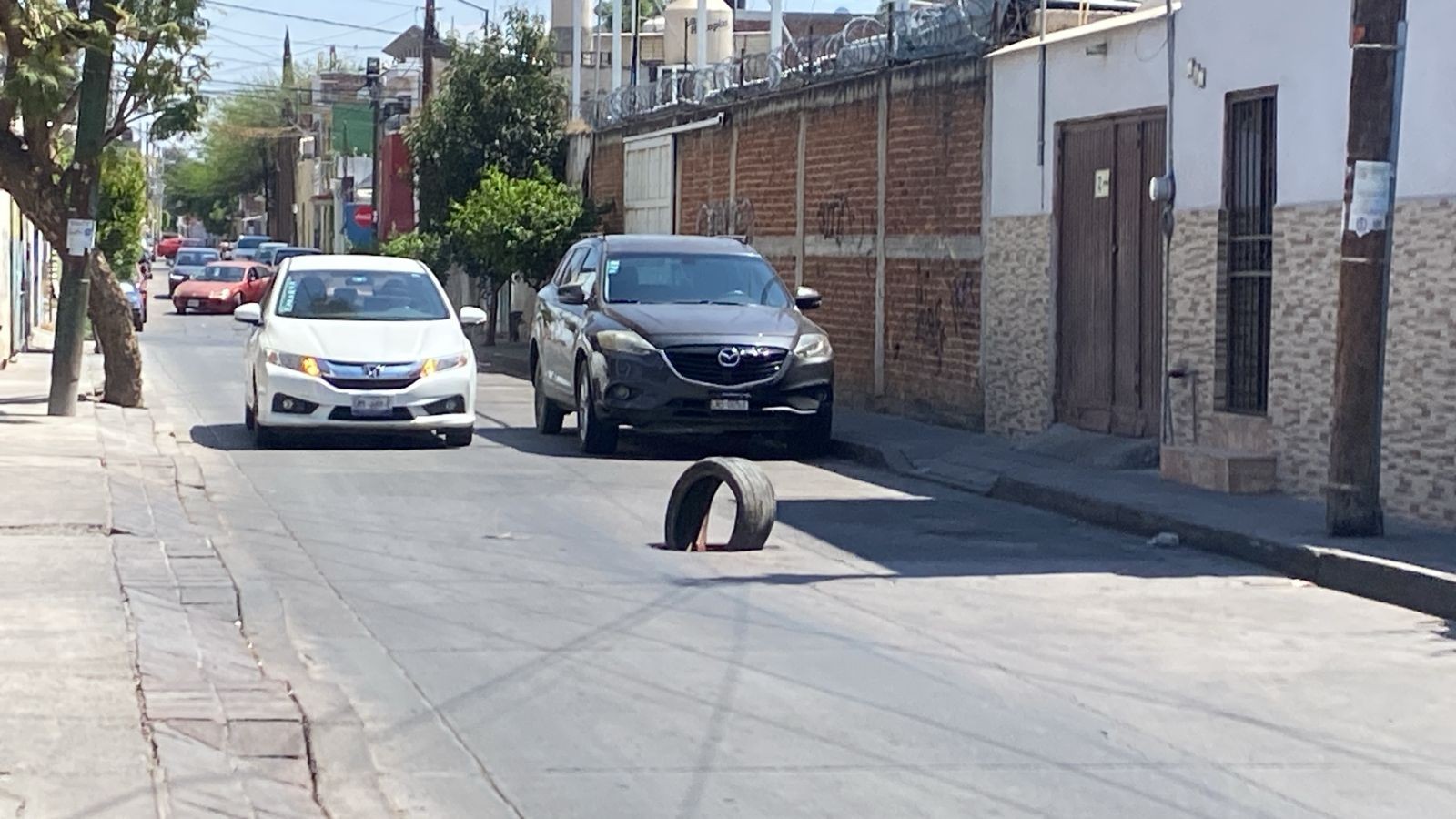 Coladera sin tapa se vuelve riesgo para vecinos en el Barrio de San Miguel