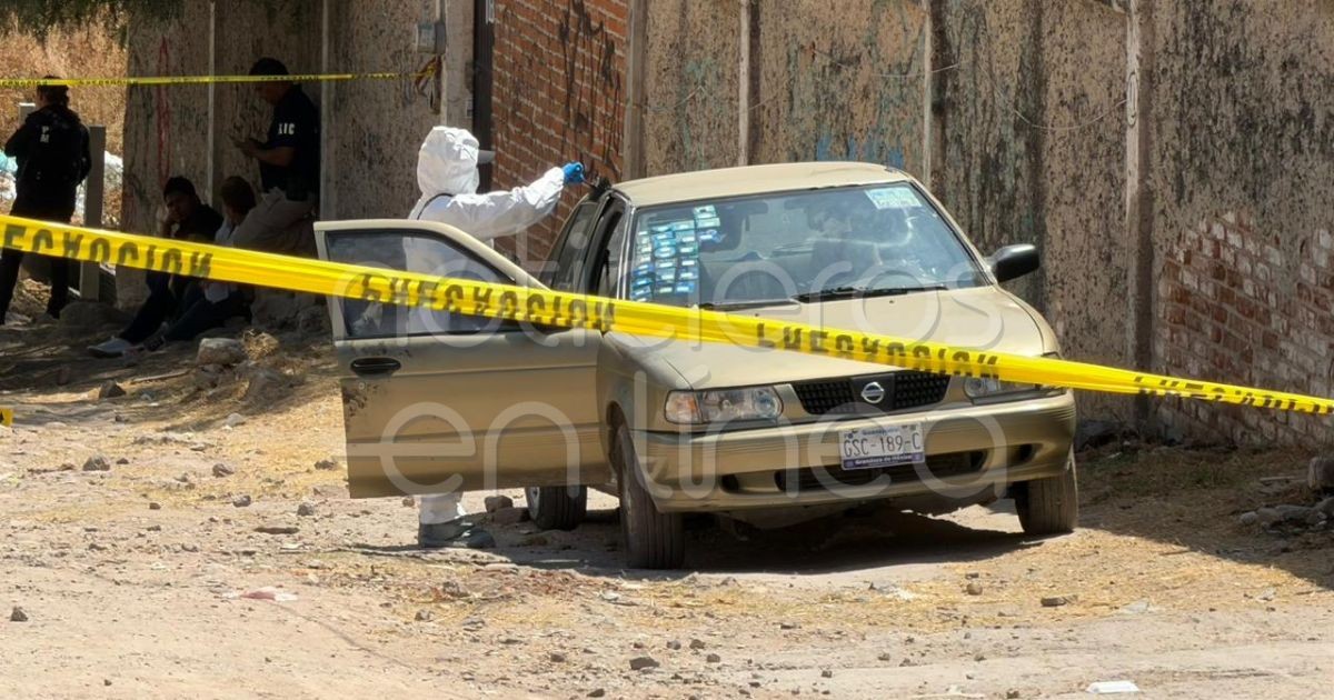 Macabro hallazgo en León: encuentran a hombre muerto dentro de un Tsuru