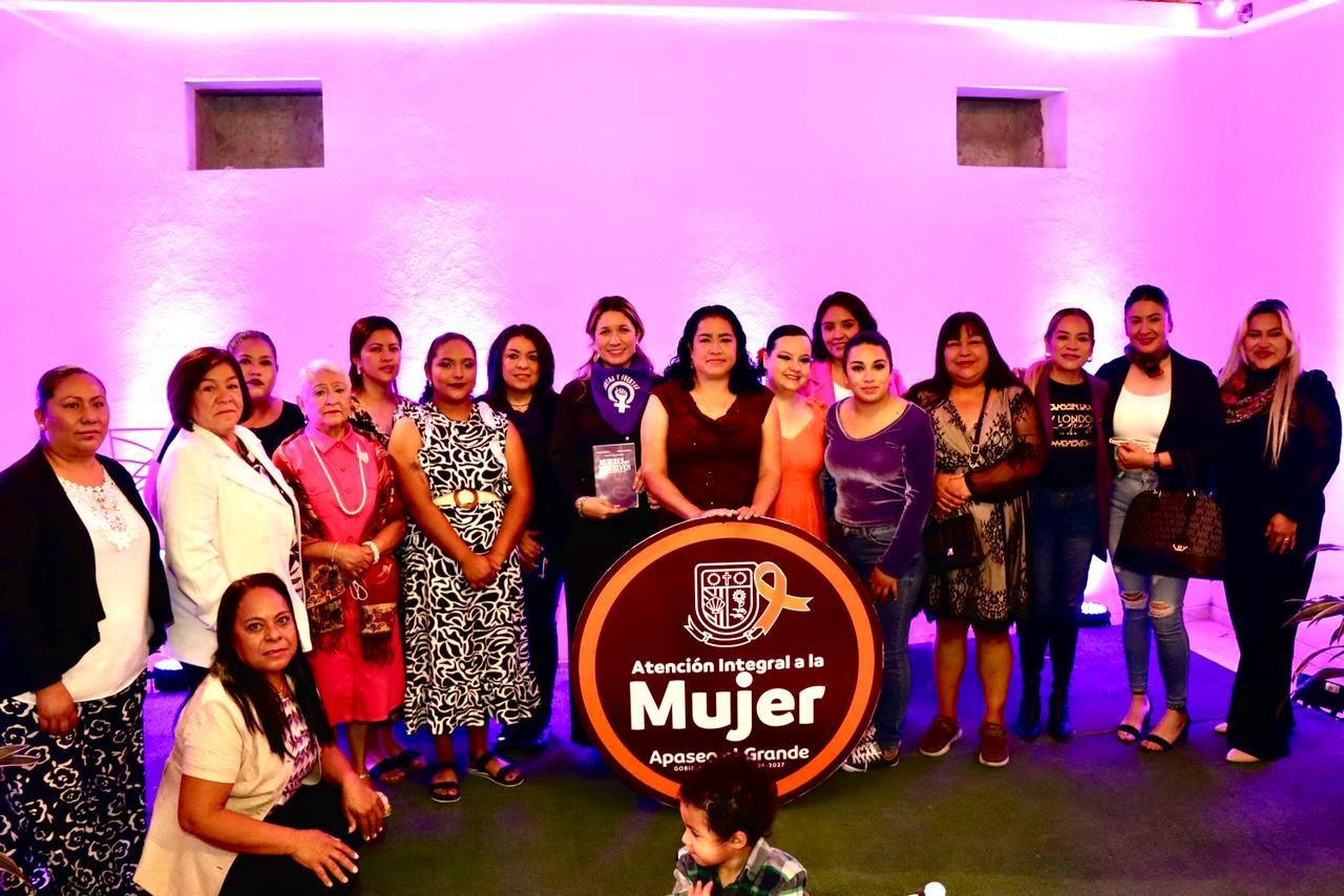 Reúnen en libro 11 historias de “Mujeres que resuelven”; conmemoran el 8M