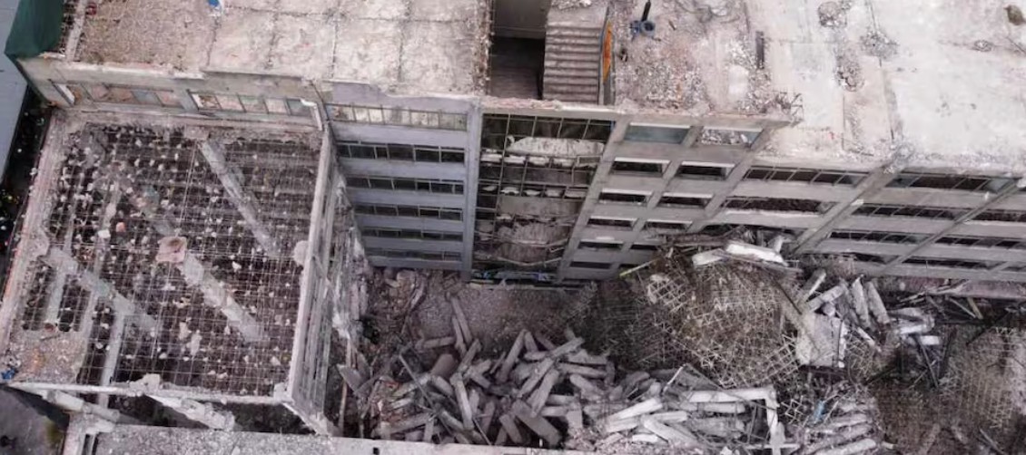 Colapsa estructura en demolición afectada por el sismo de 2017, cerca del Metro San Antonio Abad