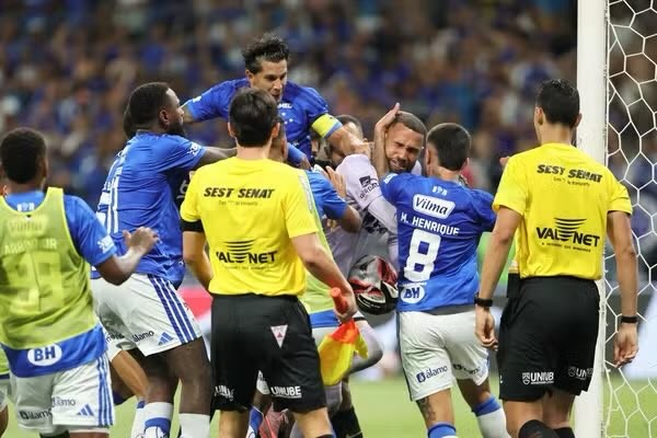 Se desata batalla campal en la Final entre Cruzeiro y Atlético Mineiro