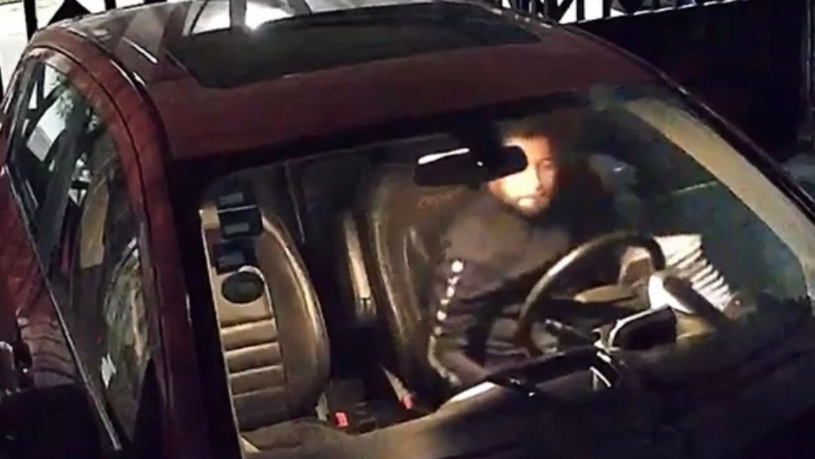 En menos de dos minutos: ladrón roba todo de un auto en Jardines de Oriente y hasta los tapetes se lleva