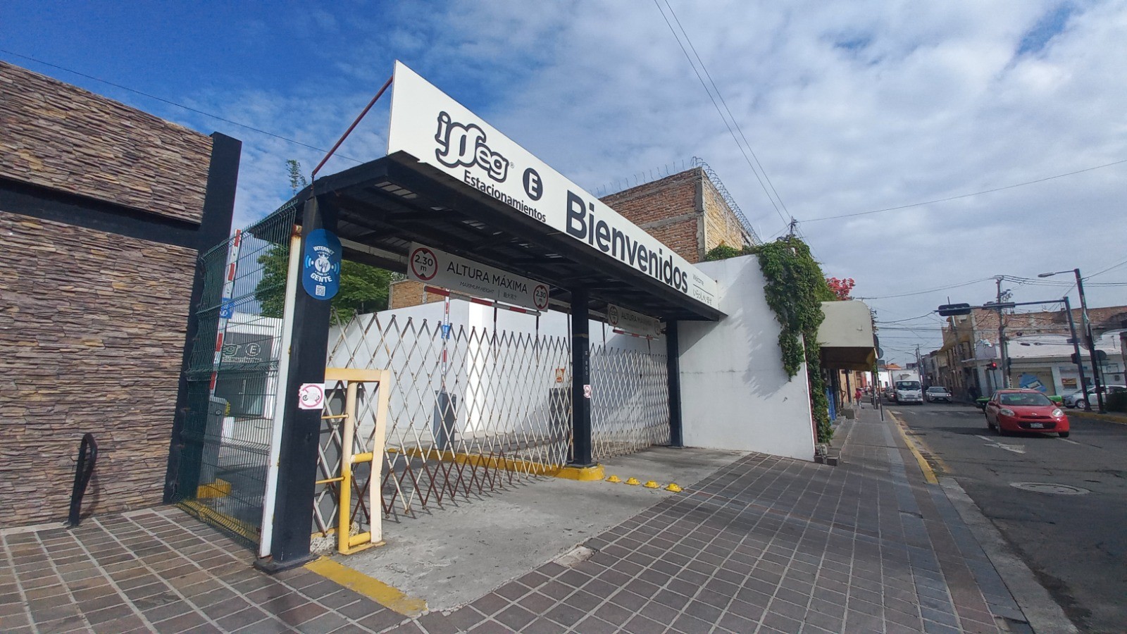 ISSSEG exige a constructora reforzar estacionamiento del Parque Morelos