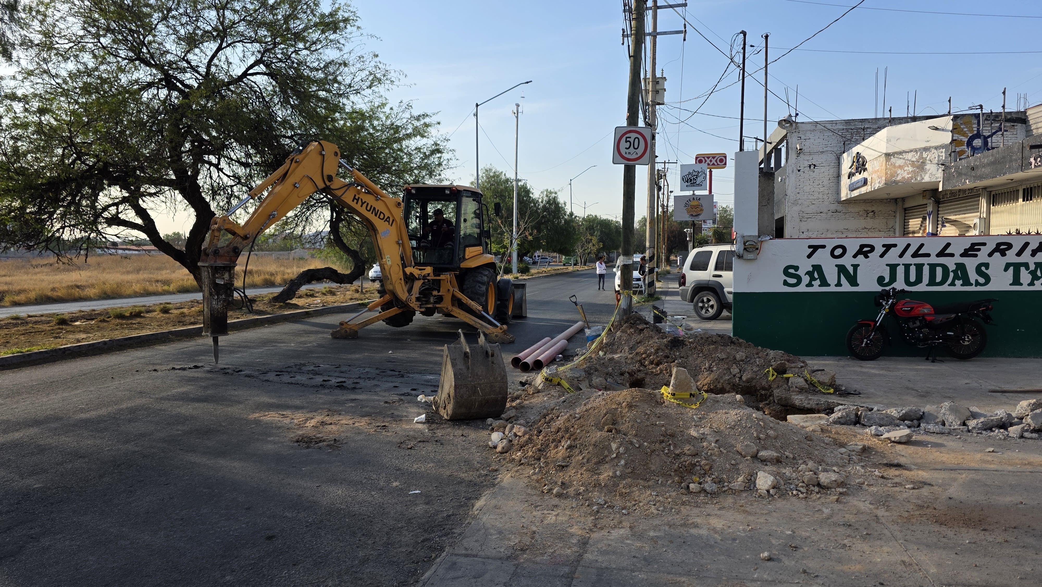 Maquinaria pesada y labores de drenaje provocaron el cierre parcial de la avenida, lo que se suma a otros bloqueos que afectan la zona desde hace meses Maquinaria pesada y labores de drenaje provocaron el cierre parcial de la avenida, lo que se suma a otros bloqueos que afectan la zona desde hace meses