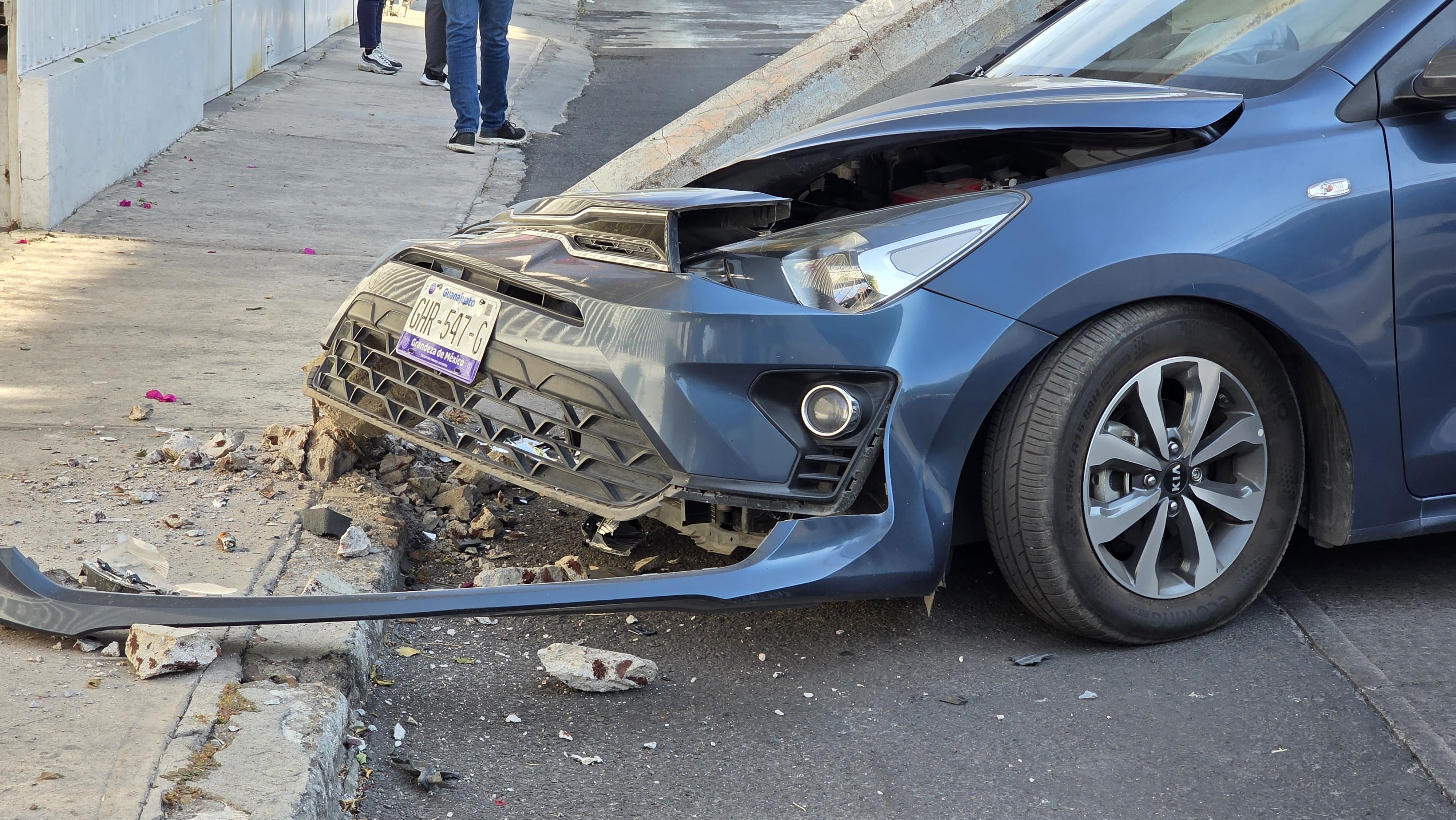 ¡Los salvó un árbol y el cableado! Madre e hijo chocan contra poste en Celaya