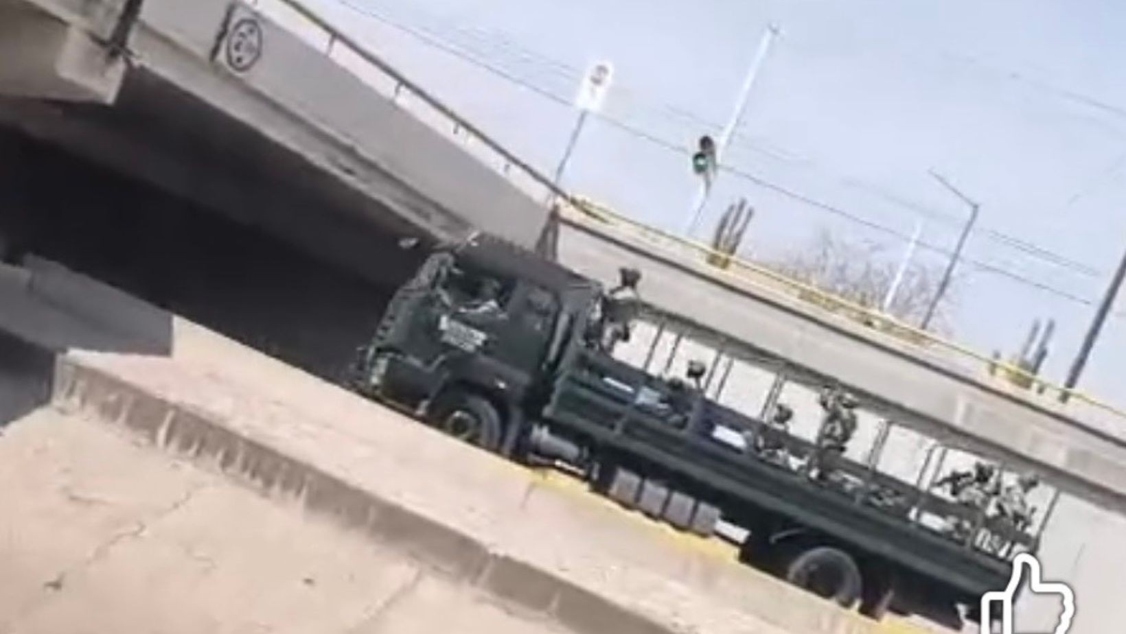 Señalética dañada en el Malecón del Río de León provoca riesgos para conductores y obliga maniobras en reversa