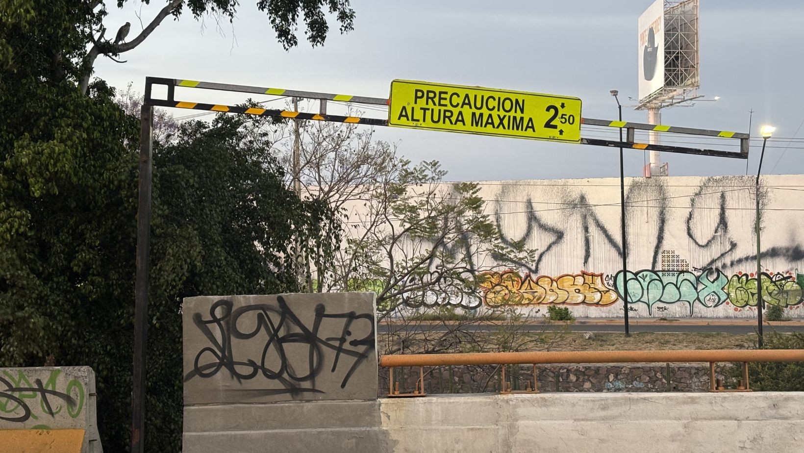 Señalética dañada en el Malecón del Río de León provoca riesgos para conductores y obliga maniobras en reversa