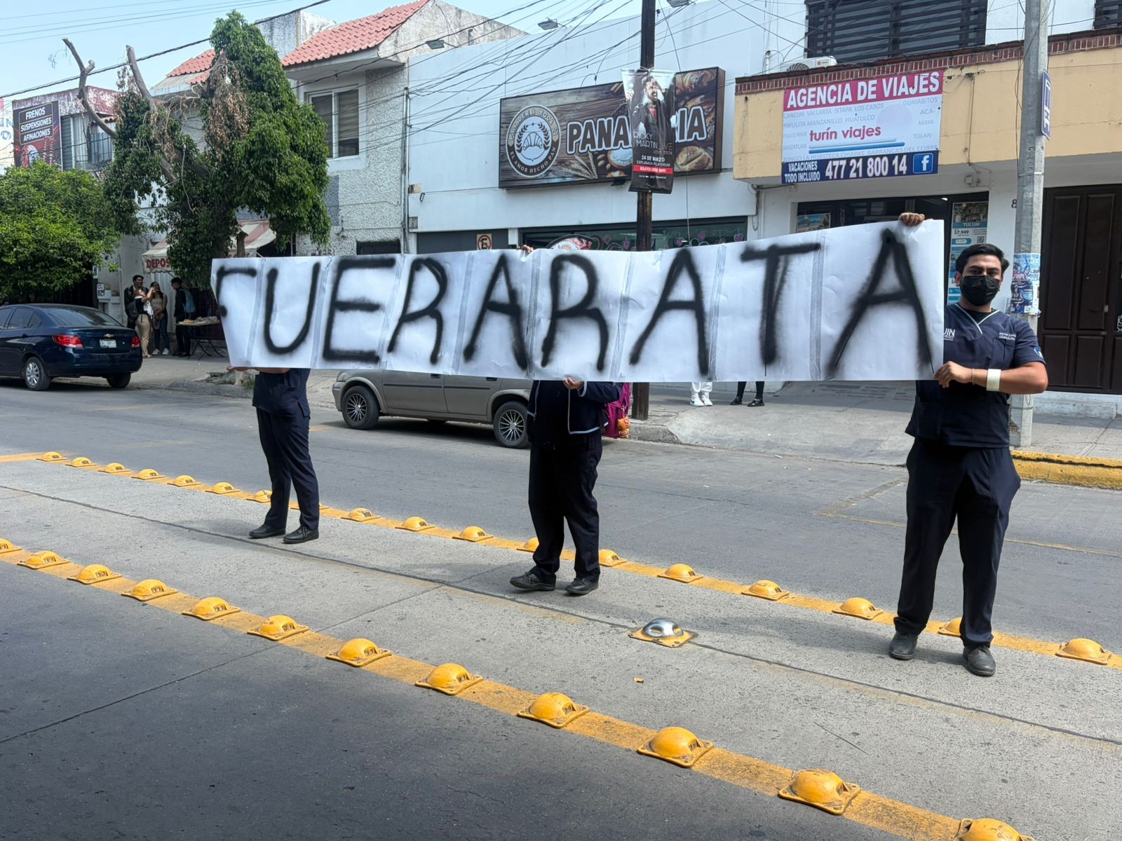 Protestan estudiantes en León; exigen renuncia del director de la Universidad Insurgentes