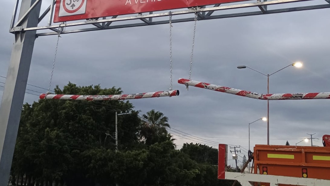Quitan estructuras limitadoras de altura tras percances con vehículos